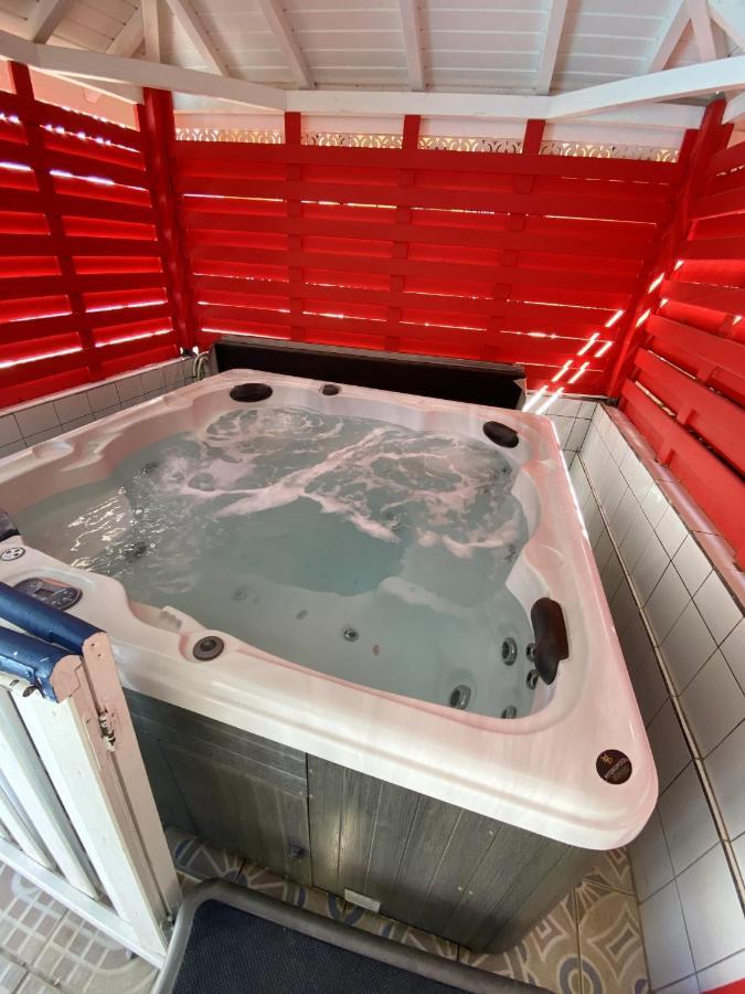 Appartement Moderne A Pointe Noire 36 M² Piscine & Jacuzzi Buitenkant foto